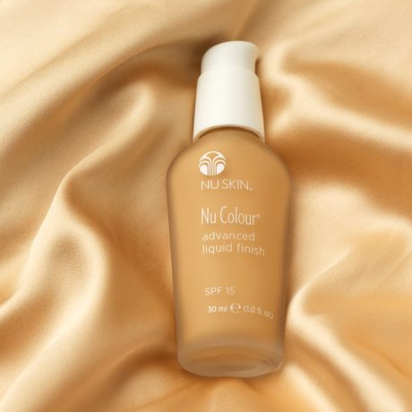 nu-skin-nu-colour-advanced-liquid-finish-product-lifestyle-image