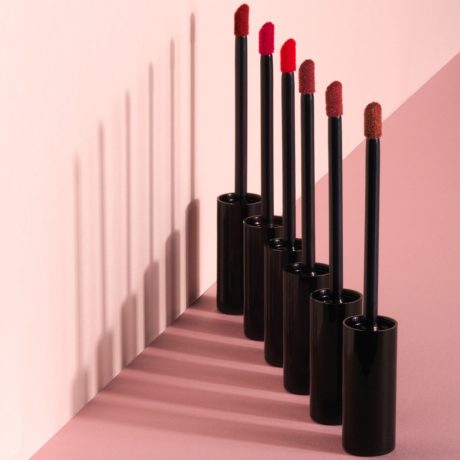 nu-skin-nu-colour-powerlips-liquid-lipstick-stand-lifestyle-image