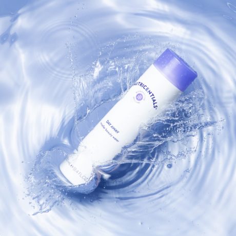 nu-skin-nutricentials-day-away-micellar-beauty-water-in-water-effect-lifestyle-image